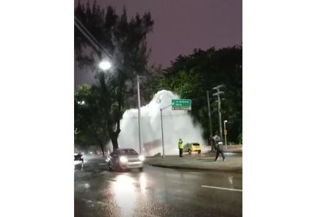 Imagem da noticia Rompimento de tubulação na zona sul do Rio vira um chafariz