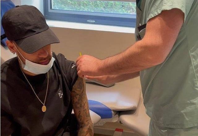 Imagem da noticia Neymar é vacinado contra a covid-19 na França: "Que felicidade"