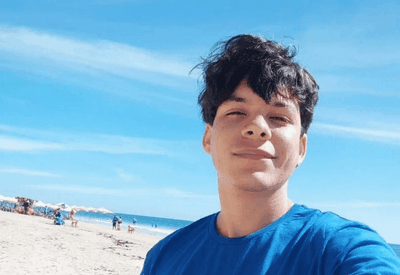 Jovem morre baleado após carro furar blitz no Recife e família questiona ação da PM Jovem morre baleado após carro furar blitz no Recife e família questiona ação da PM