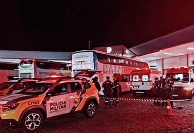 Jovem morre em viagem de ônibus com 26 celulares colados ao corpo Jovem morre em viagem de ônibus com 26 celulares colados ao corpo
