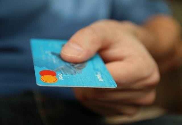 Imagem da noticia Famílias gastaram 73% do auxílio emergencial pago em 2020 com juros