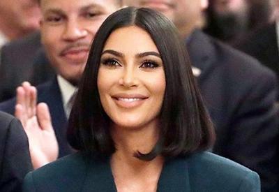 Kim Kardashian freta avião para ajudar time de futebol feminino do Afeganistão Kim Kardashian freta avião para ajudar time de futebol feminino do Afeganistão