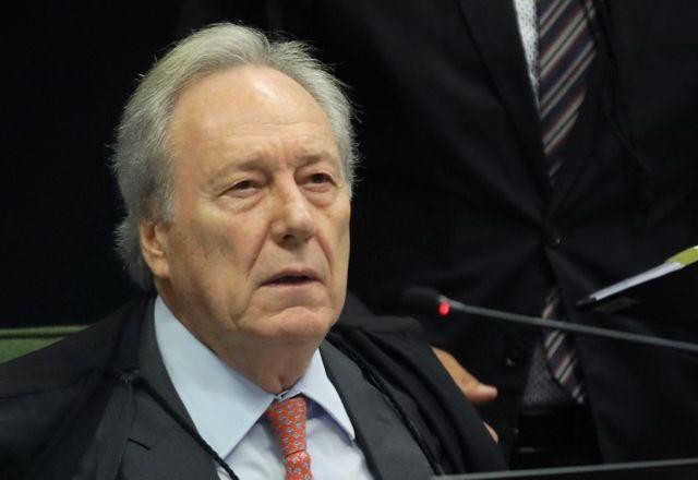 Imagem da noticia Lula assina decreto que concede aposentadoria a Lewandowski