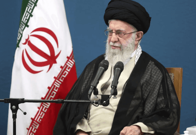 Ali Khamenei declara vitória sobre Israel na primeira aparição pública desde início de cessar-fogo Ali Khamenei declara vitória sobre Israel na primeira aparição pública desde início de cessar-fogo
