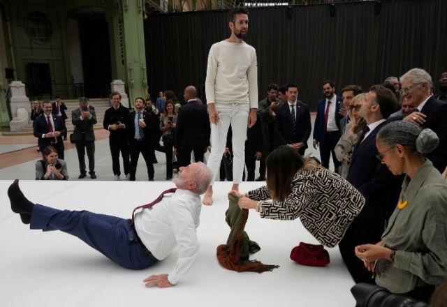 Lula tenta imitar movimento de acrobata durante evento com Macron na França Lula tenta imitar movimento de acrobata durante evento com Macron na França