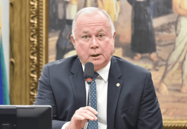 Imagem da notícia: PEC 6X1: relator quer ignorar projeto do governo e prevê parecer com questionamentos de empresários