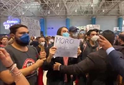Grupo de manifestantes invade prédio e xinga Sergio Moro no RS Grupo de manifestantes invade prédio e xinga Sergio Moro no RS