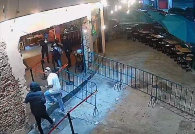 Vídeo: jovens são flagrados em bar antes de batida que matou motorista de aplicativo em Guarulhos Vídeo: jovens são flagrados em bar antes de batida que matou motorista de aplicativo em Guarulhos