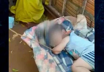 Menino de 2 anos tem pescoço amarrado com coleira por tio-avô Menino de 2 anos tem pescoço amarrado com coleira por tio-avô