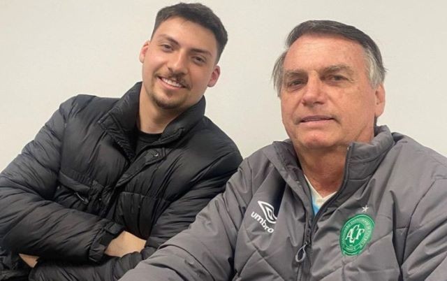 Imagem da noticia Ministério Público denuncia filho 04 de Bolsonaro por lavagem de dinheiro