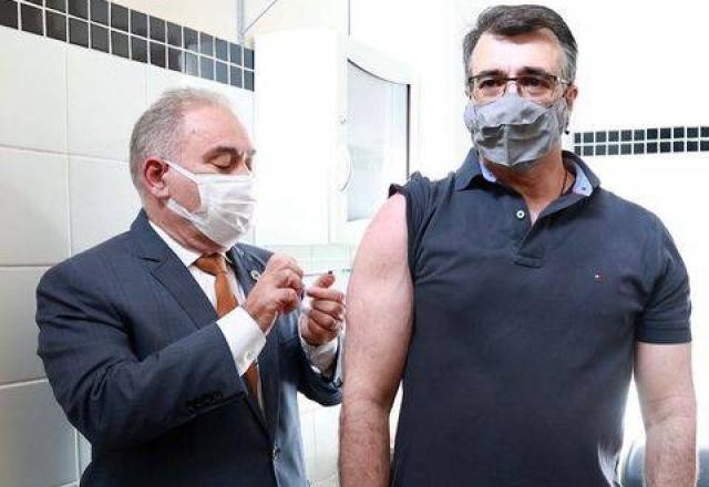 Imagem da noticia Queiroga aplica 2ª dose em ministro das Relações Exteriores