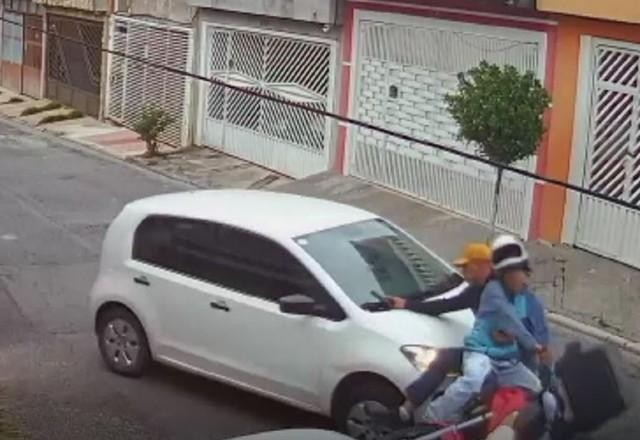 Imagem da noticia Vídeo: Motorista reage a assalto e atropela assaltantes em SP
