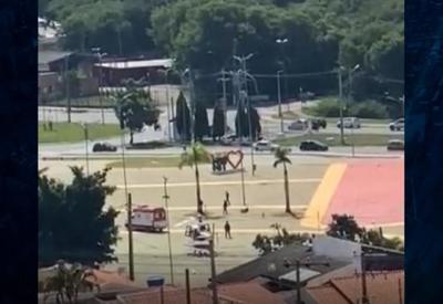 Criança de 3 anos tem braço esmagado em esteira industrial Criança de 3 anos tem braço esmagado em esteira industrial
