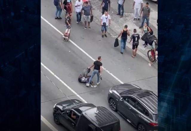 Imagem da noticia Suspeito de roubo é linchado na rua 25 de Março, no centro de São Paulo
