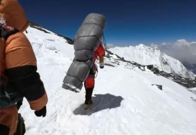 Imagem da noticia Vídeo: Guia carrega alpinista e o salva da 'zona da morte' do Everest