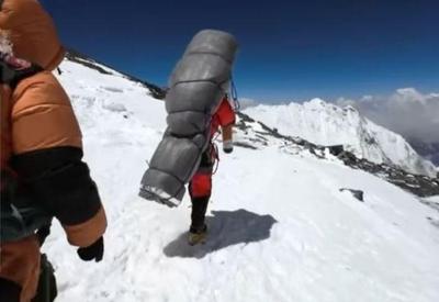 Vídeo: Guia carrega alpinista e o salva da 'zona da morte' do Everest Vídeo: Guia carrega alpinista e o salva da 'zona da morte' do Everest