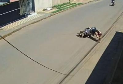 Motociclista prende pescoço em fio solto e sofre acidente no MS Motociclista prende pescoço em fio solto e sofre acidente no MS