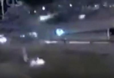 Vídeo: homem escapa por pouco de objeto em chamas após explosão em Rio Claro Vídeo: homem escapa por pouco de objeto em chamas após explosão em Rio Claro