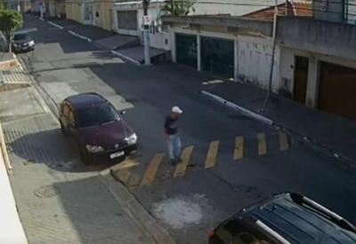 Polícia resgata bebê abandonado dentro de carro na zona leste de SP Polícia resgata bebê abandonado dentro de carro na zona leste de SP