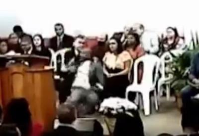 Vídeo: pastor morre após sofrer AVC durante culto Vídeo: pastor morre após sofrer AVC durante culto