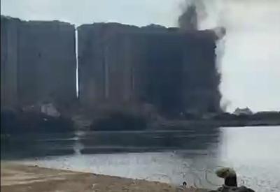 Parte dos silos do porto de Beirute desabam após incêndio Parte dos silos do porto de Beirute desabam após incêndio