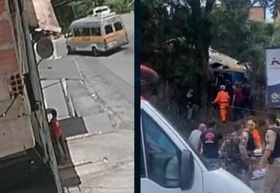 MG: van escolar despenca de ribanceira e 17 vítimas ficam feridas MG: van escolar despenca de ribanceira e 17 vítimas ficam feridas