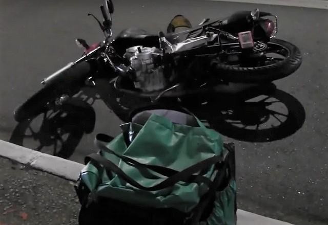 Imagem da noticia Após ser assaltado, motorista persegue e atropela bandidos