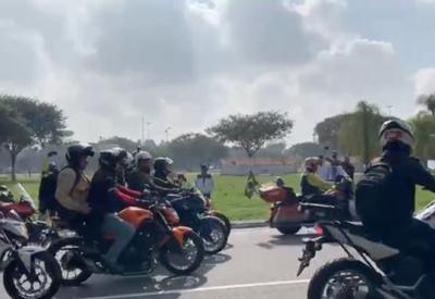 Bolsonaro participa de ato com motociclistas em São Paulo Bolsonaro participa de ato com motociclistas em São Paulo