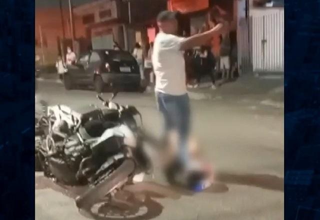 Imagem da noticia Criminosos tentam roubar moto de policial à paisana e são baleados