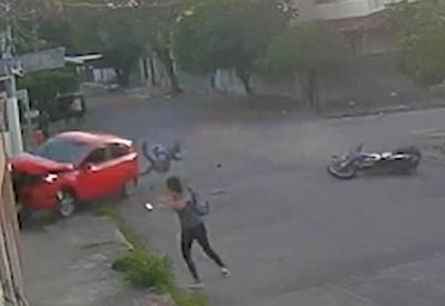 Vídeo: motoqueiro é arremessado e motorista bate em parede em acidente Vídeo: motoqueiro é arremessado e motorista bate em parede em acidente