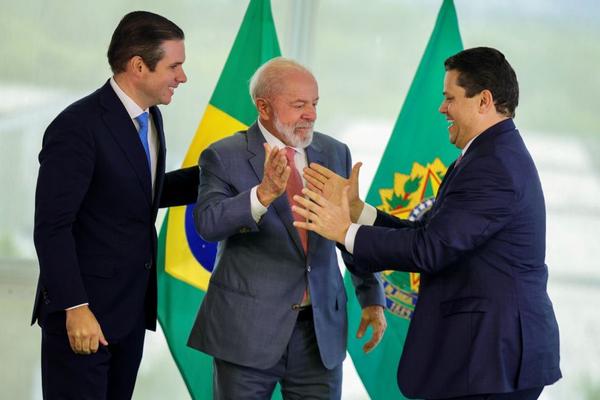 Imagem da notícia: Lula tenta encurralar Alcolumbre com a ajuda de Motta