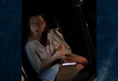 Enrolando cigarro suspeito, turista russa agride motorista de aplicativo Enrolando cigarro suspeito, turista russa agride motorista de aplicativo