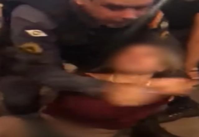 Imagem da noticia Mulher é presa por desacato após jogar cerveja em policial