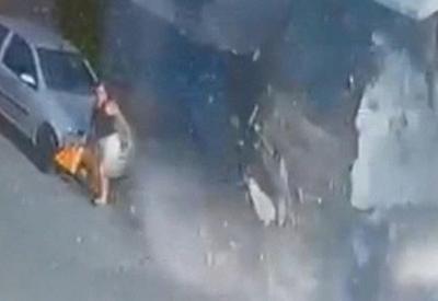 Mulher é soterrada após ônibus colidir e derrubar muro Mulher é soterrada após ônibus colidir e derrubar muro