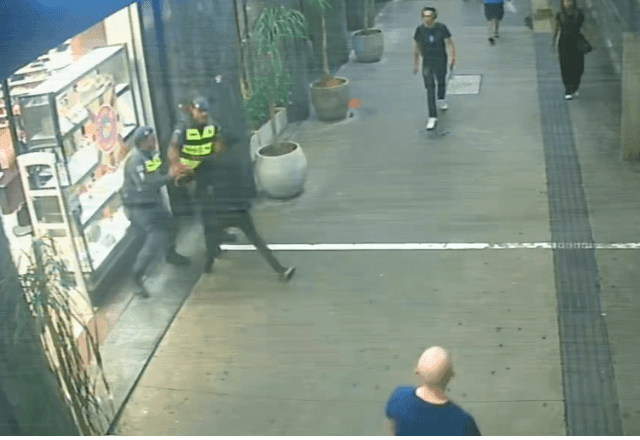 Imagem da noticia Rapaz tenta roubar arma de PM na avenida Paulista (SP); veja vídeo