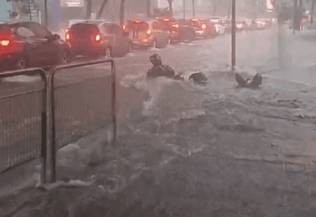 VÍDEO: motoqueiro é arrastado pelas chuvas na Avenida Rebouças, em São Paulo VÍDEO: motoqueiro é arrastado pelas chuvas na Avenida Rebouças, em São Paulo