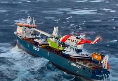 Navio fica à deriva no mar da Noruega e tripulação é resgatada Navio fica à deriva no mar da Noruega e tripulação é resgatada
