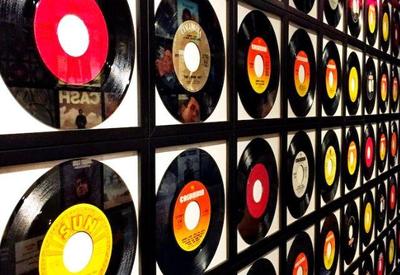 Vinil supera CDs pela primeira vez desde 1987 Vinil supera CDs pela primeira vez desde 1987