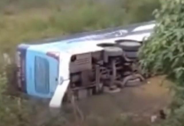 Imagem da noticia Ônibus cai em ribanceira e deixa dez pessoas feridas no Piauí