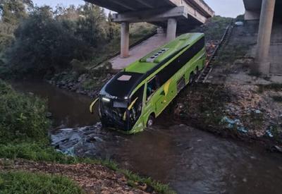 Ônibus com 13 passageiros vai parar dentro de rio no Paraná Ônibus com 13 passageiros vai parar dentro de rio no Paraná