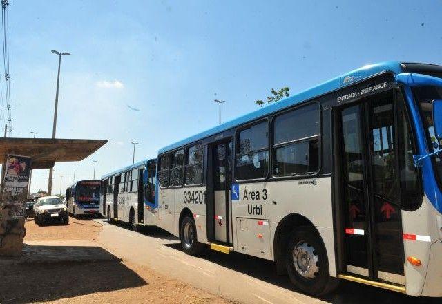 Mulher morre após sofrer queda ao descer de ônibus no Distrito Federal Mulher morre após sofrer queda ao descer de ônibus no Distrito Federal