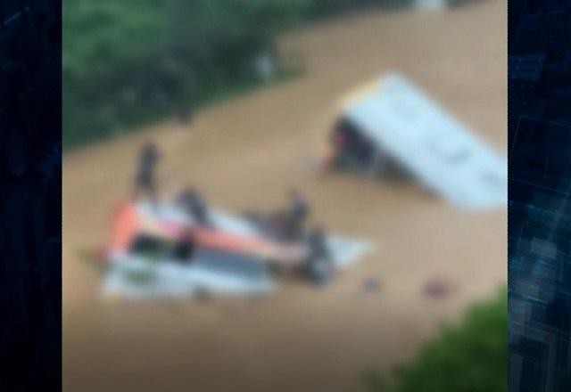 Imagem da noticia Tragédia em Petrópolis: ônibus ficam submersos com passageiros tentando se salvar