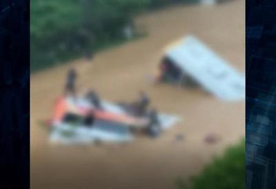 Tragédia em Petrópolis: ônibus ficam submersos com passageiros tentando se salvar Tragédia em Petrópolis: ônibus ficam submersos com passageiros tentando se salvar
