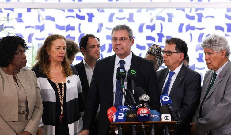 Imagem da noticia Deputados da base governista viajam ao Rio para “diligência de emergência”