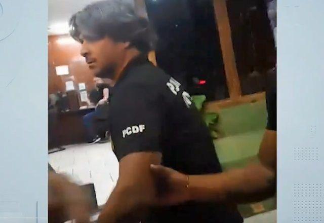 Policial agride mulher e é acusado de discriminar menina com síndrome de Down Policial agride mulher e é acusado de discriminar menina com síndrome de Down