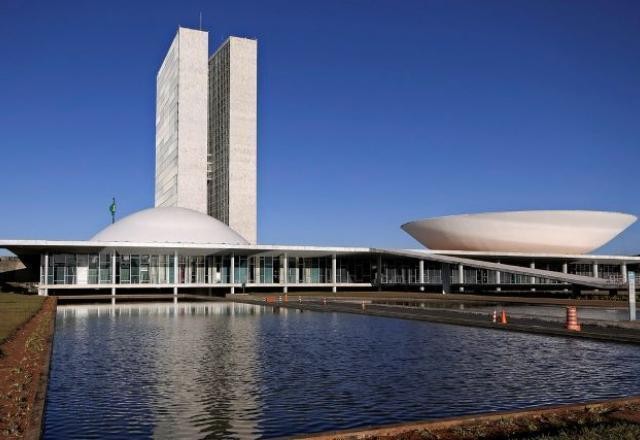 Imagem da noticia Senado aprova em 2º turno PEC que limita decisões individuais de ministros do Supremo