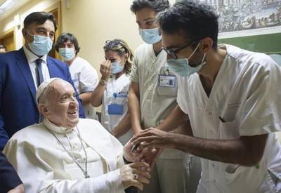 Papa Francisco deixa o hospital após 10 dias de internação Papa Francisco deixa o hospital após 10 dias de internação