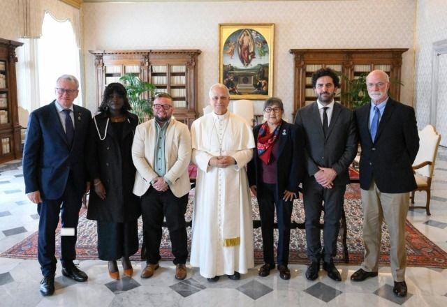 Imagem da noticia Papa Leão XVI se reúne pela 1ª vez com vítimas de abuso sexual na Igreja Católica
