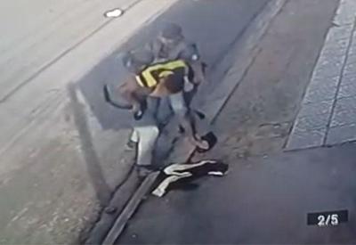 Vídeo: suspeito reage à prisão, rouba arma de PM e fere dois militares em SP Vídeo: suspeito reage à prisão, rouba arma de PM e fere dois militares em SP