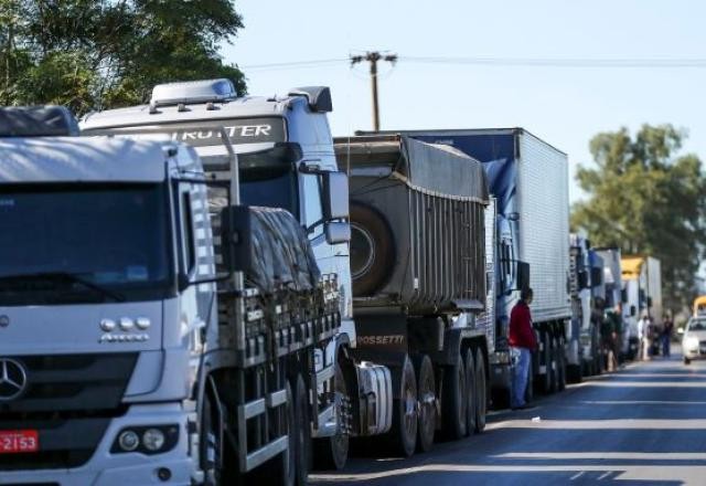 Imagem da noticia Poder Expresso: caminhoneiros se revoltam com Bolsonaro e ameaçam parar